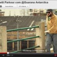 Otra Publicidad entre Le Petit Parkour y el Árbol de Navidad Social La publicidad y las redes sociales no se llevan bien, por la simple razón de ser de unas y otras. Una nació al calor de los medios de masas, de pocos propietarios y con una linea de difusión. Las otras son medios de masas con infinitas lineas de conversación. En una, el foco es vender una idea. En la otra, compartir un conocimiento.