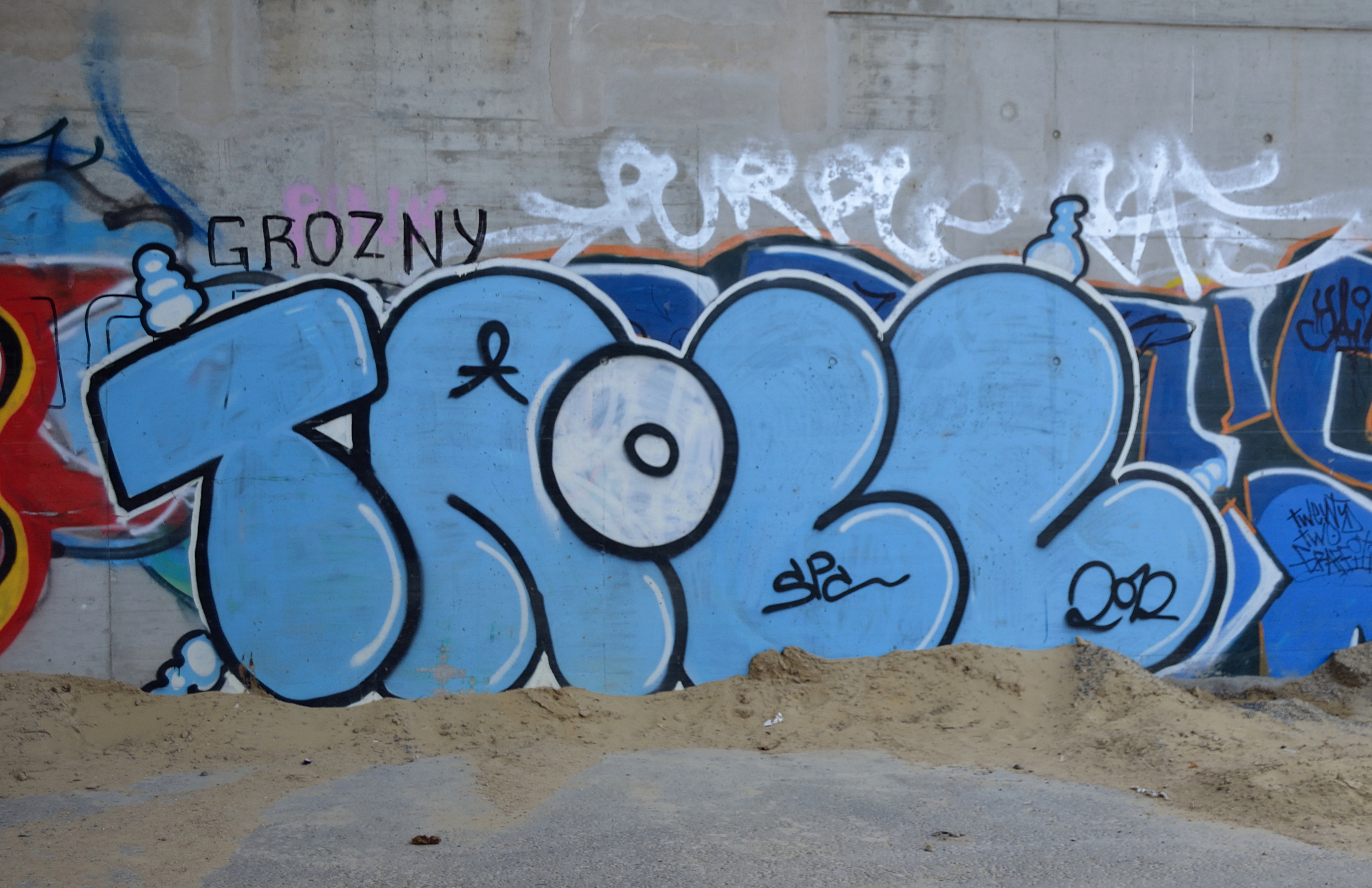 Praterbrücke (Puente Prater ) / Donauinsel / Viena || Graffiti TROLL.